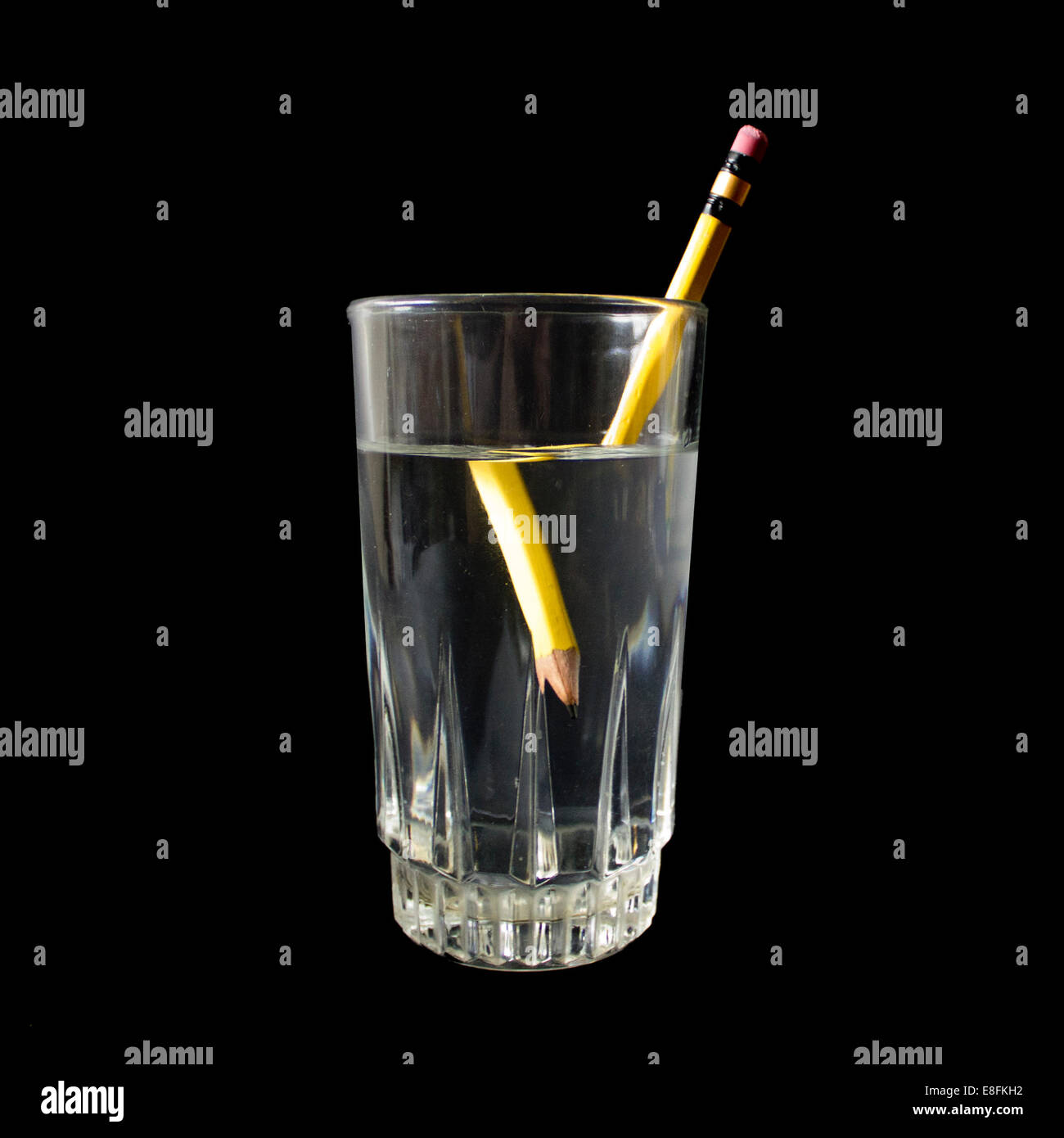 Crayon déformée dans un verre d'eau Banque D'Images