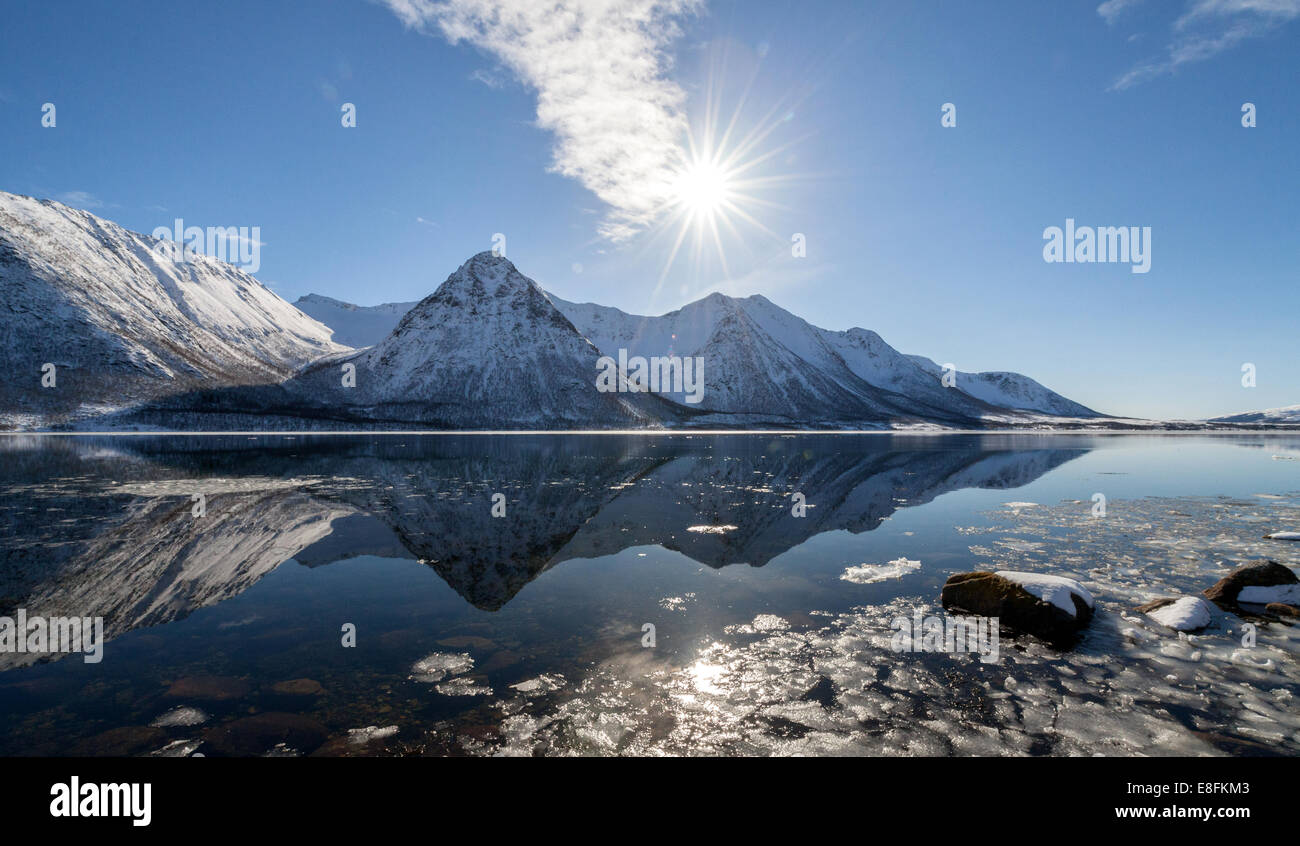 Réflexions de montagne dans un lac, Hognfjord, Sortland, Nordland, Norvège Banque D'Images