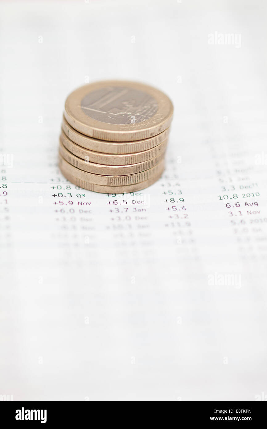 Pile de pièces en euros sur des données financières Banque D'Images