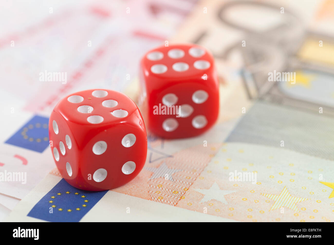 Dés rouges sur les billets en euros Banque D'Images