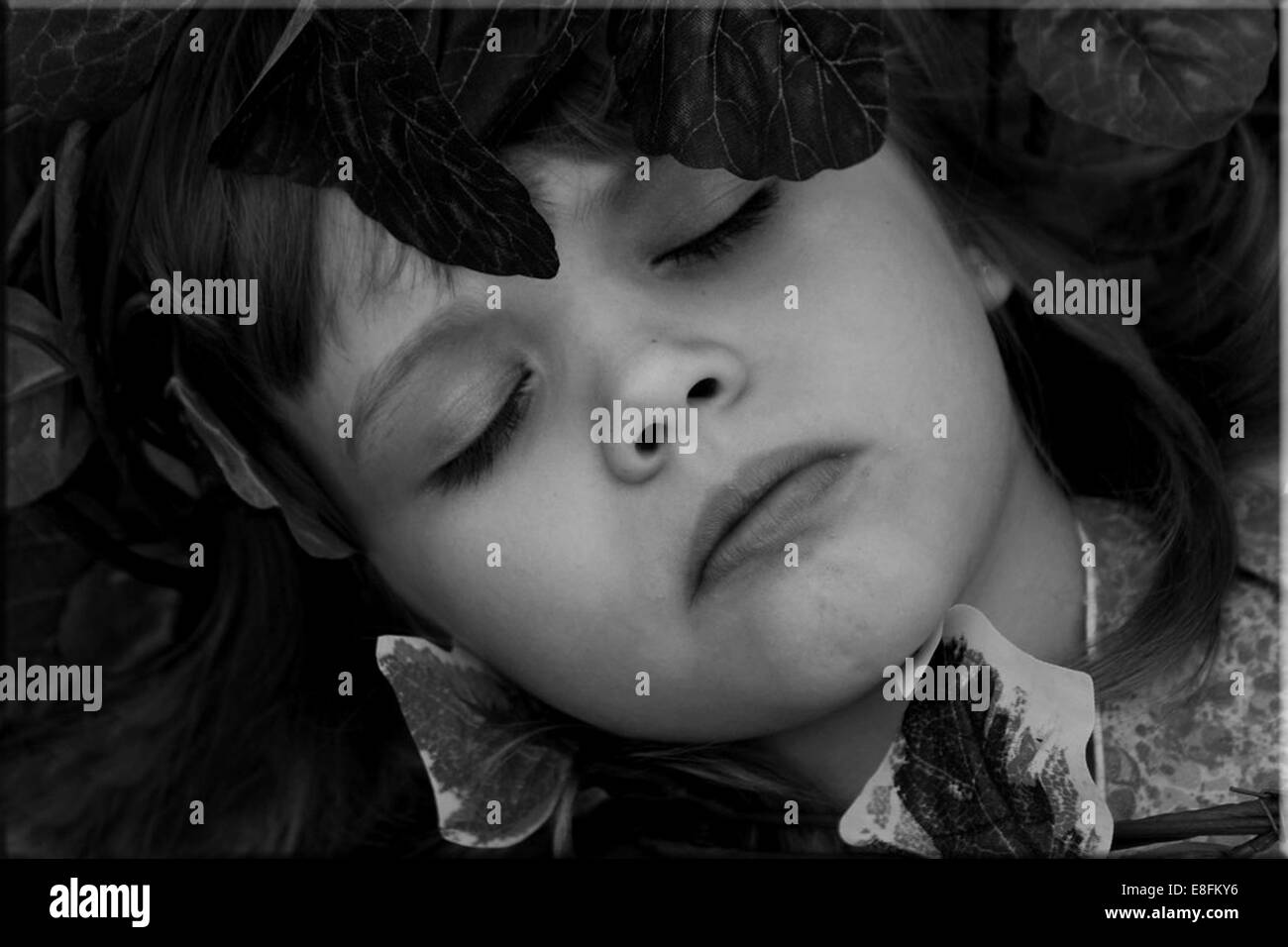 Vue sur le dessus d'une fille posée sur l'herbe dormant Banque D'Images