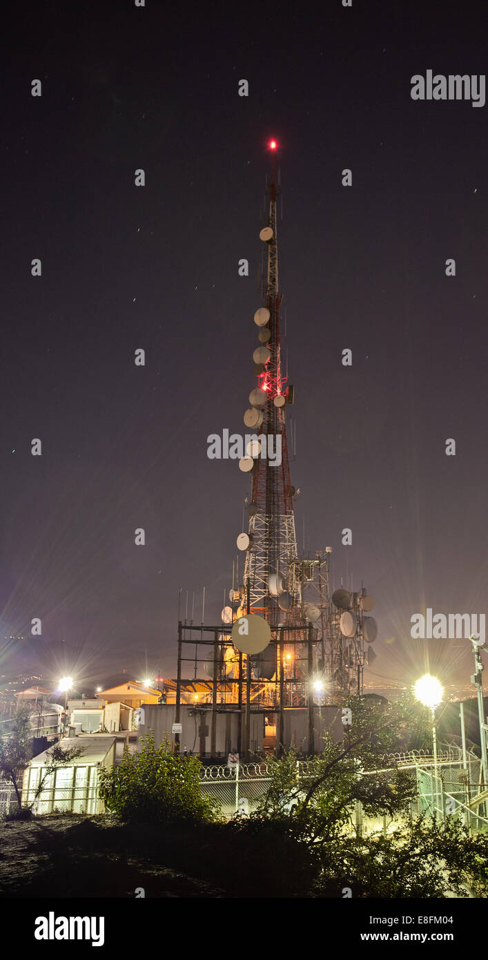 USA, Californie, Los Angeles, Radio Tower sur le dessus de la colline  d'Hollywood Photo Stock - Alamy
