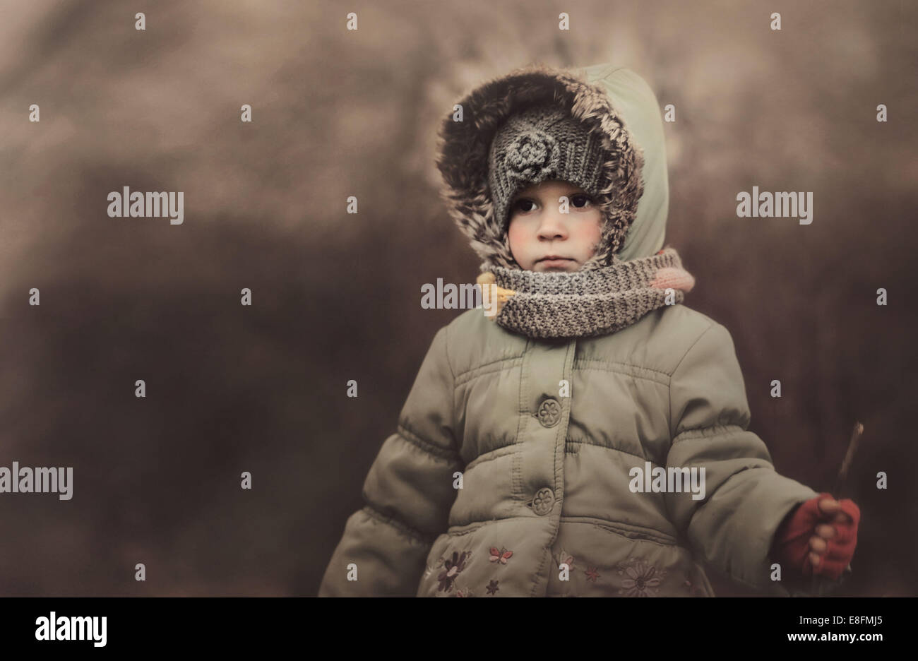 Pologne, Portrait de jeune fille portant des vêtements chauds Banque D'Images
