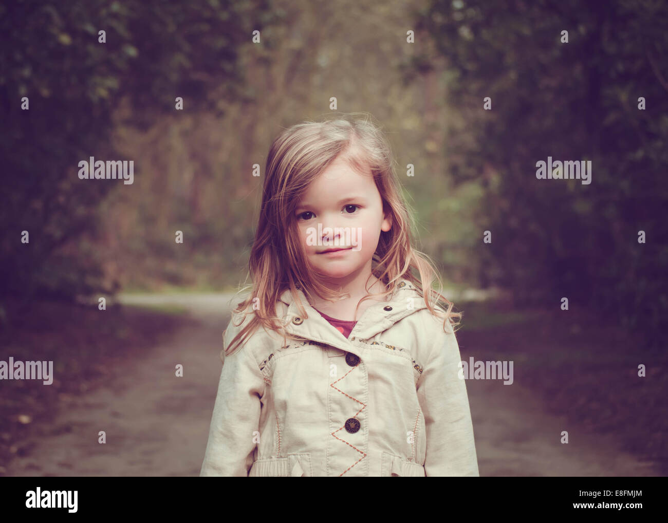 Portrait d'une fille debout sur un sentier dans le parc, Angleterre, Royaume-Uni Banque D'Images