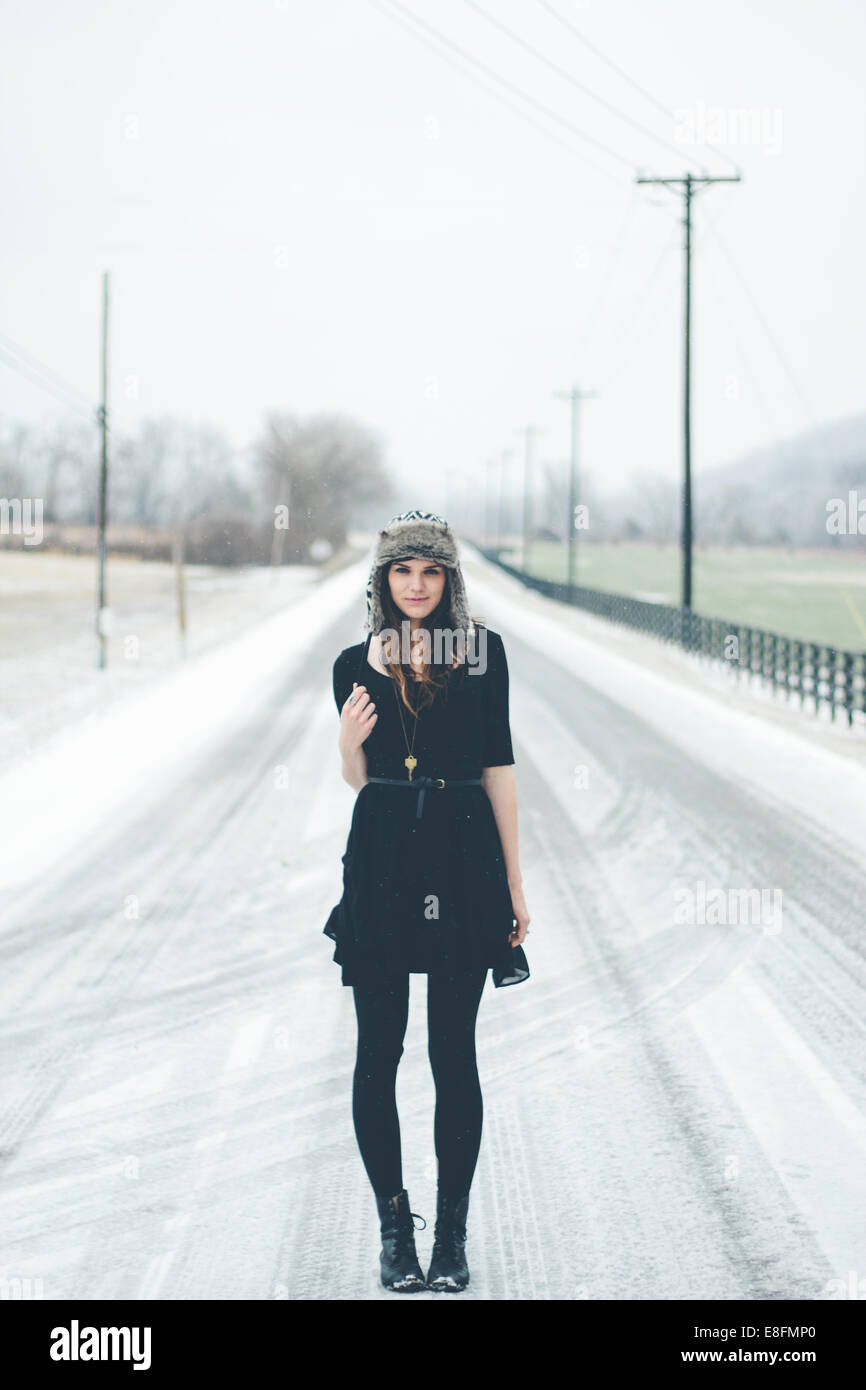 Portrait d'une jeune femme debout sur une route verglateuse, Tennessee, États-Unis Banque D'Images