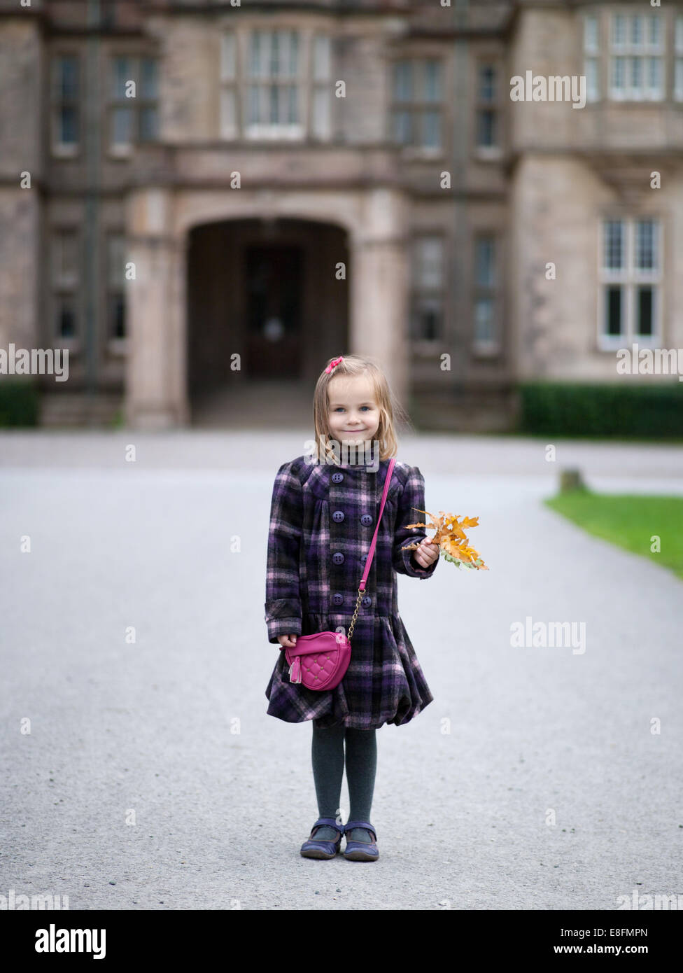 Girl (4-5) holding quitte Banque D'Images Girl (4-5) holding quitte Banque D'Images