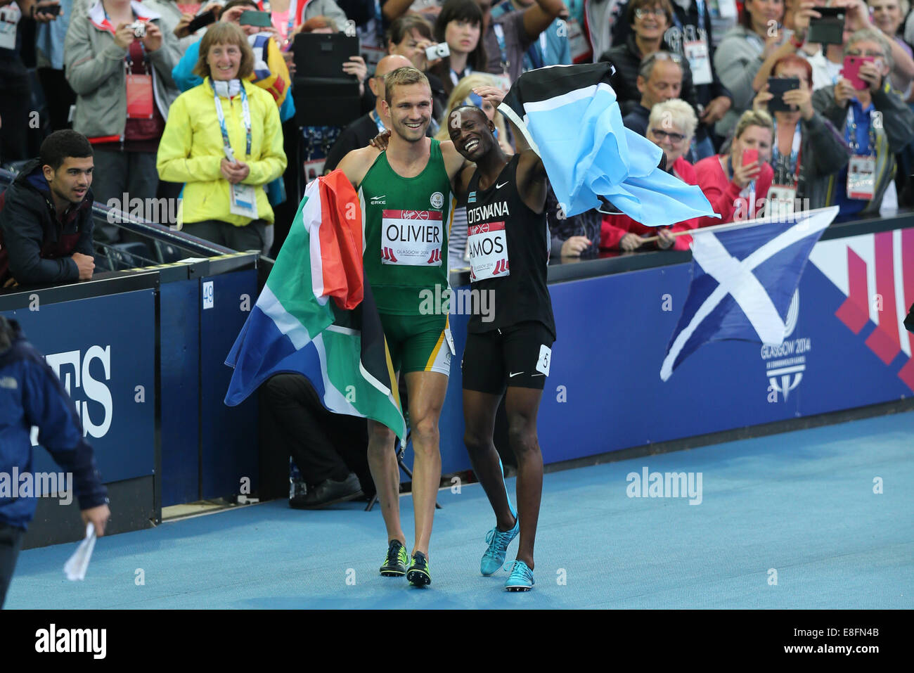 Nijel Amos (BOT) remporte la médaille d'or et célèbre avec André Olivier (RSA) qui a remporté la médaille de bronze - Mens 800m Final. Athleti Banque D'Images