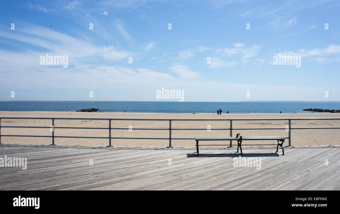 Avion survolant Brighton Beach, État de New York, États-Unis Banque D'Images