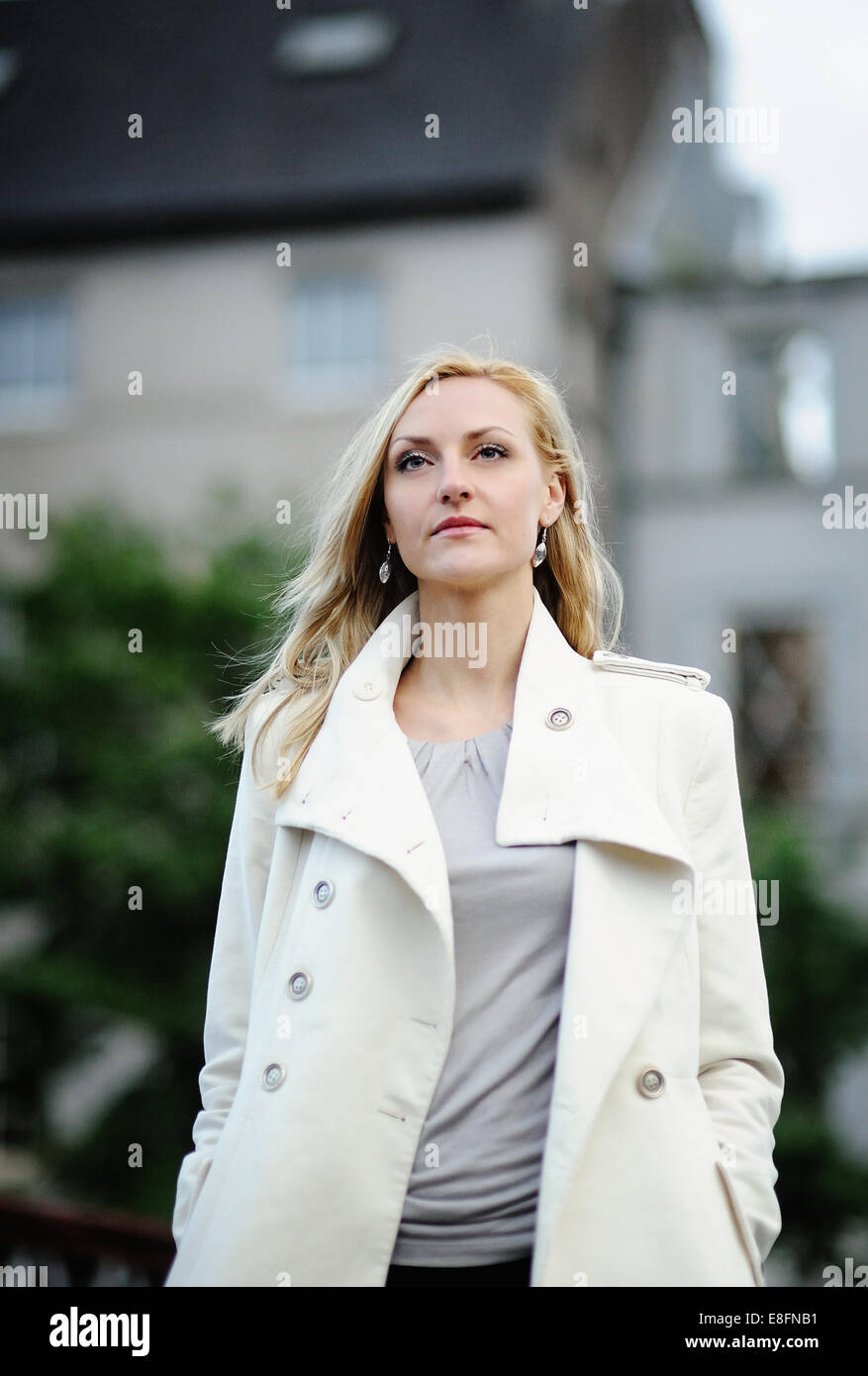 Portrait of business woman standing on street Banque D'Images Portrait of business woman standing on street Banque D'Images