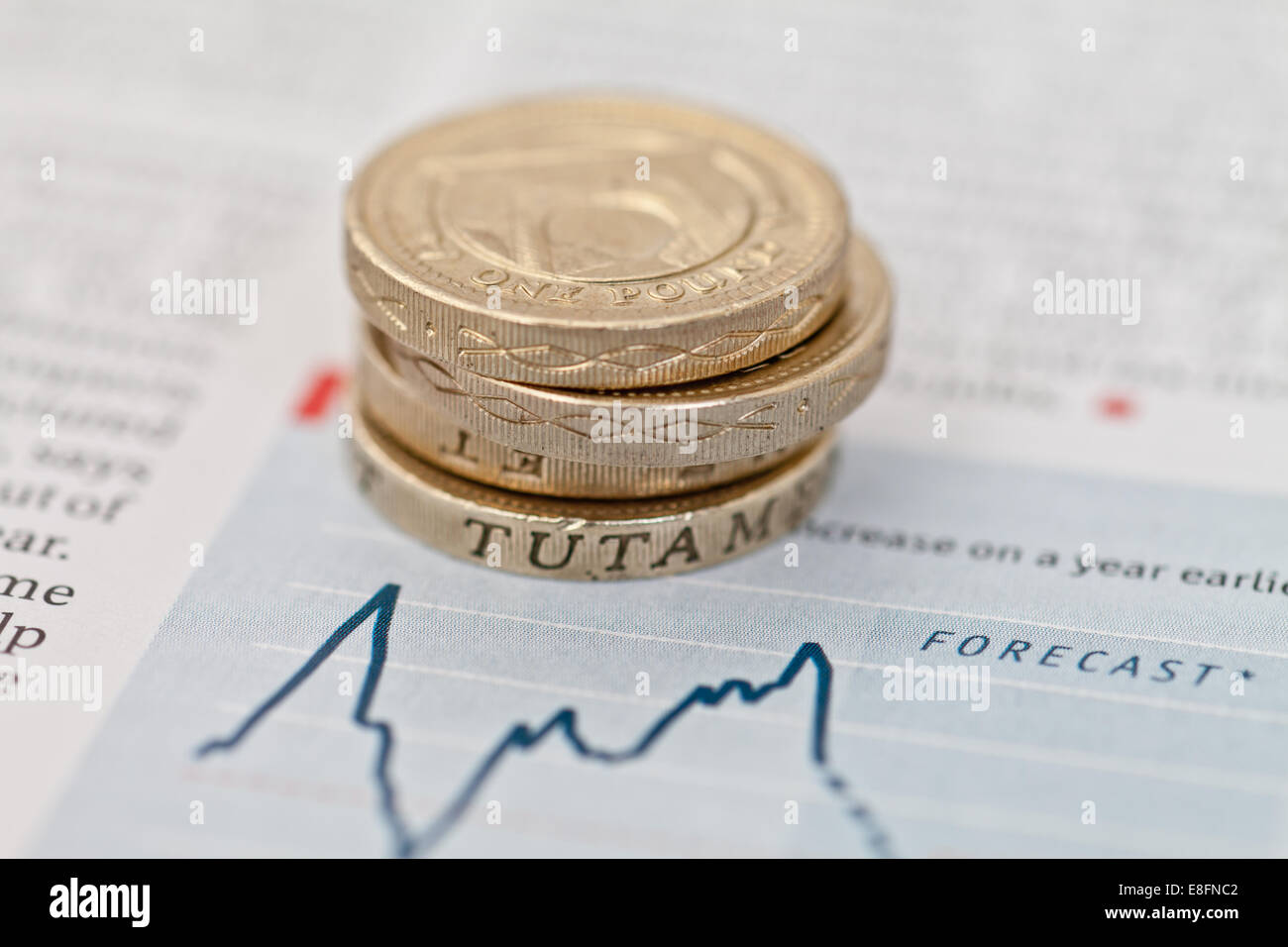 Pile de pièces livre sur les prévisions financières Banque D'Images