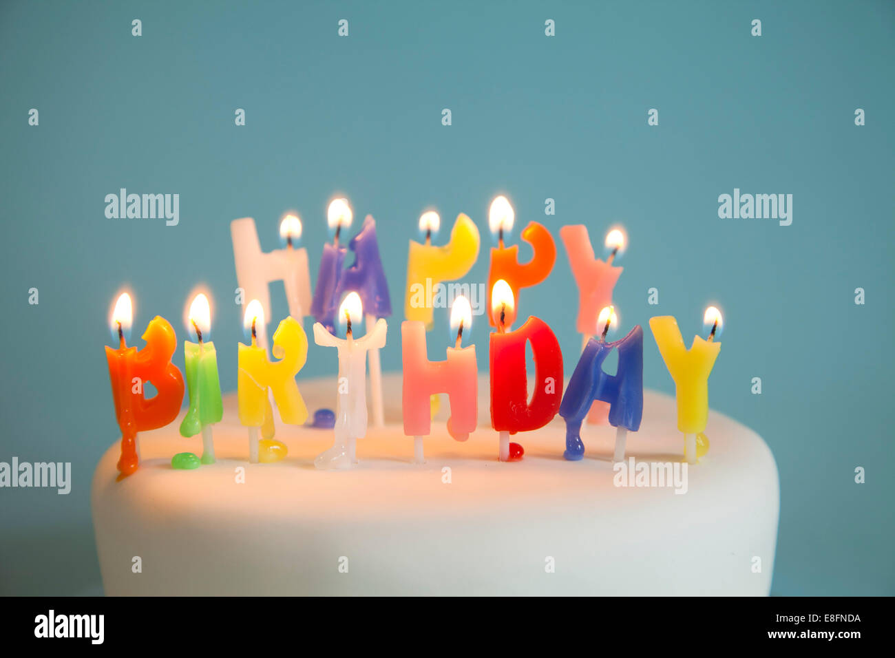 Bougies d'anniversaire illuminées sur un gâteau d'anniversaire Banque D'Images