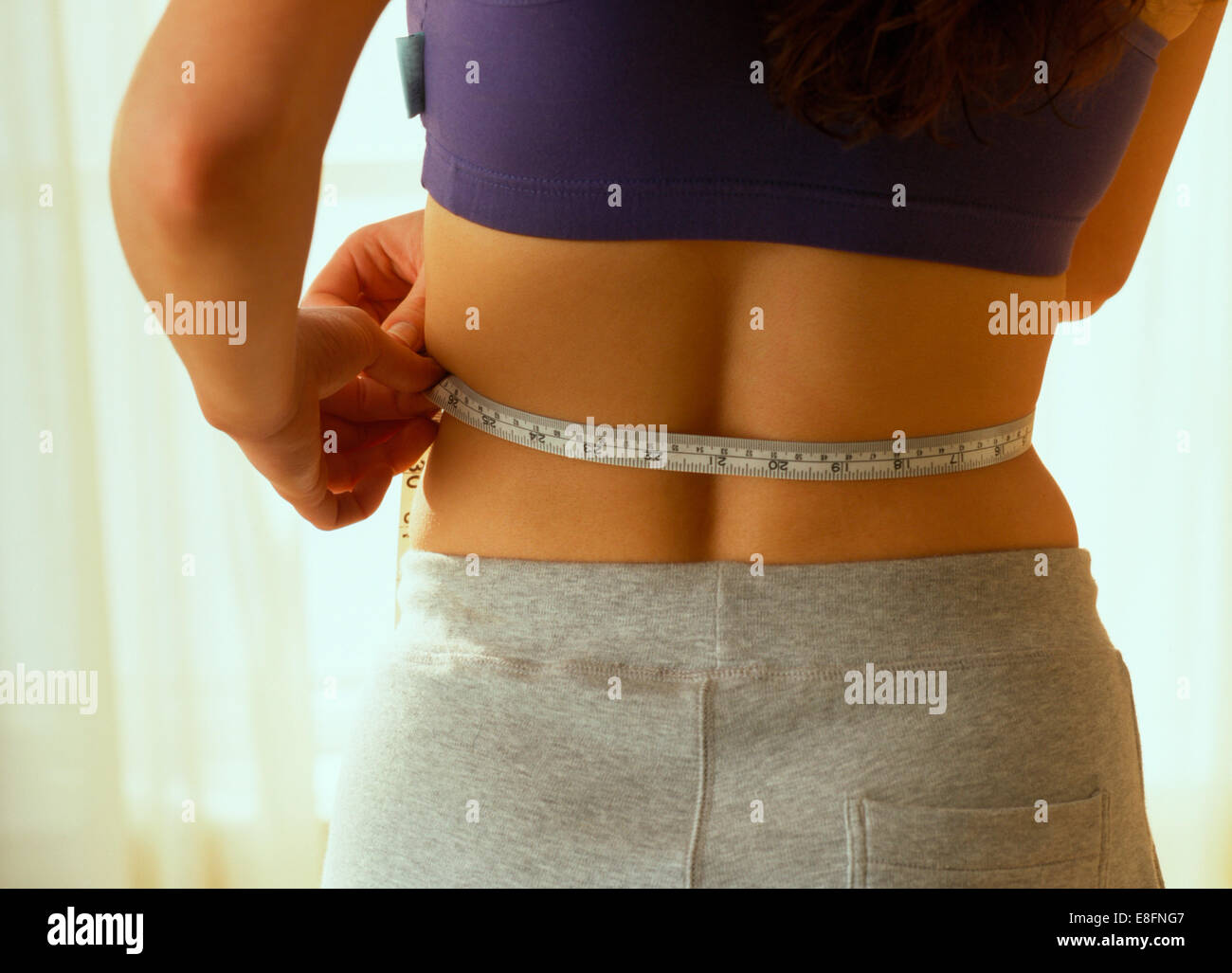 Femme corps de mesure avec un ruban à mesurer Photo Stock - Alamy