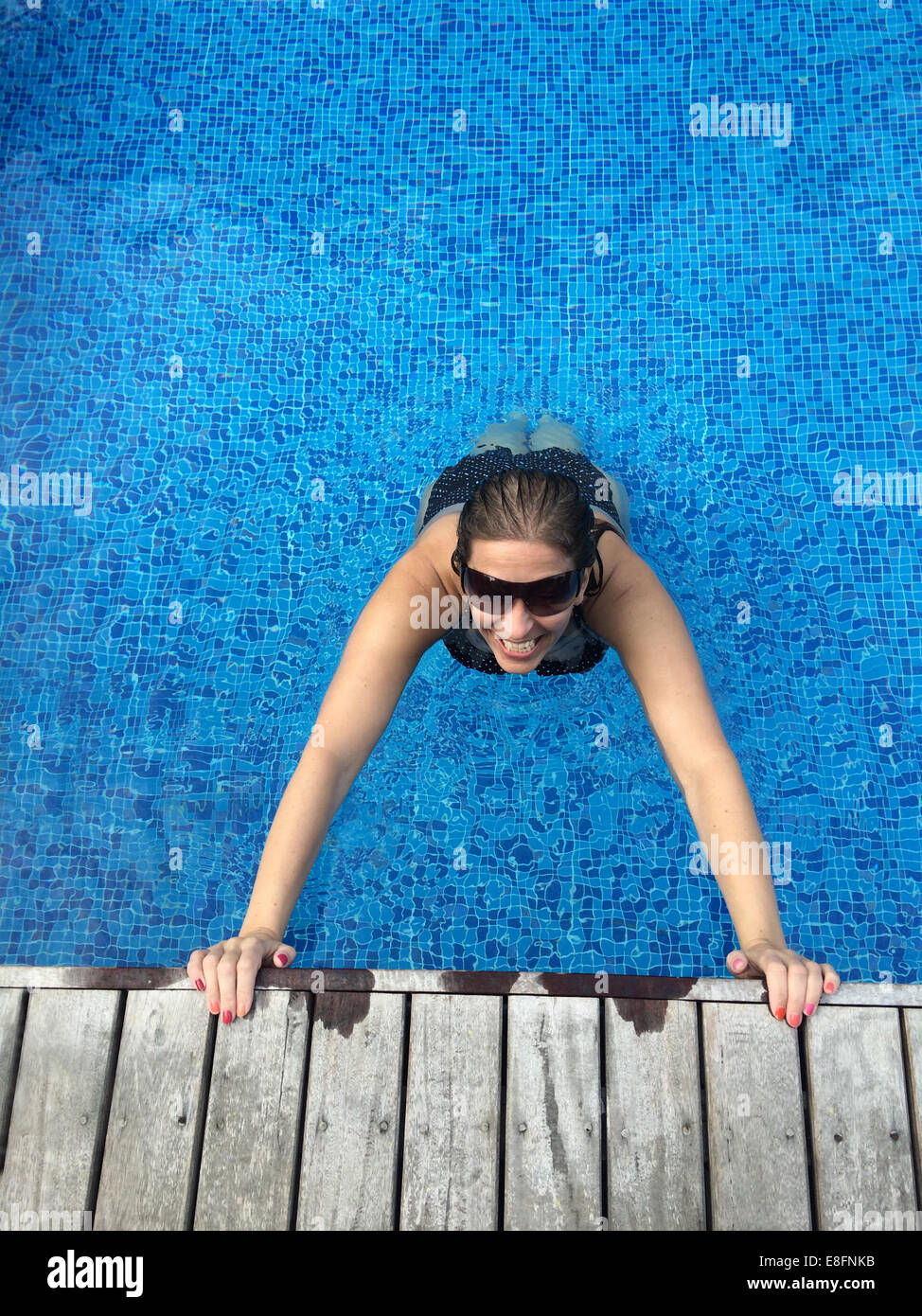 Woman stretching en piscine Banque D'Images