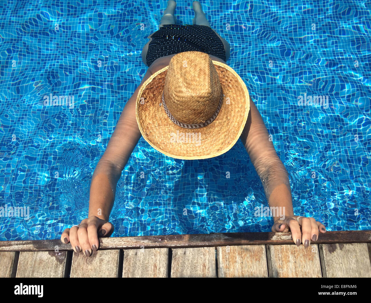 Woman stretching en piscine Banque D'Images