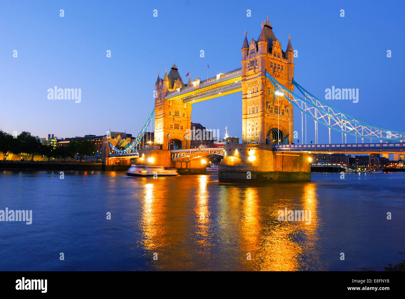 UK, Londres, temps en or de Tower bridge Banque D'Images
