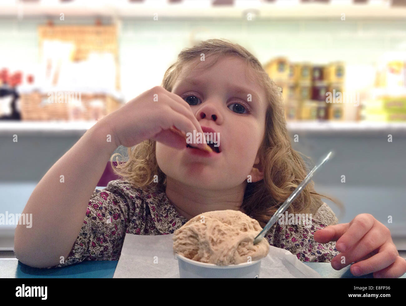 Enfant mangeant des glaces ancienne Banque de photographies et d’images à haute résolution