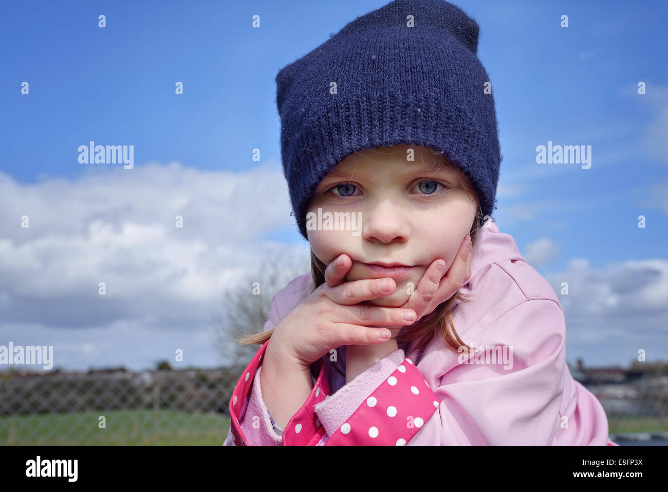 Portrait d'une fille portant un chapeau de laine Banque D'Images