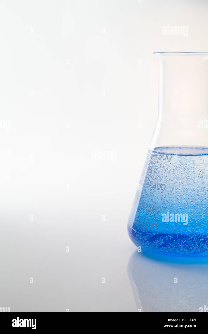 Close up de fiole avec un liquide bleu Banque D'Images
