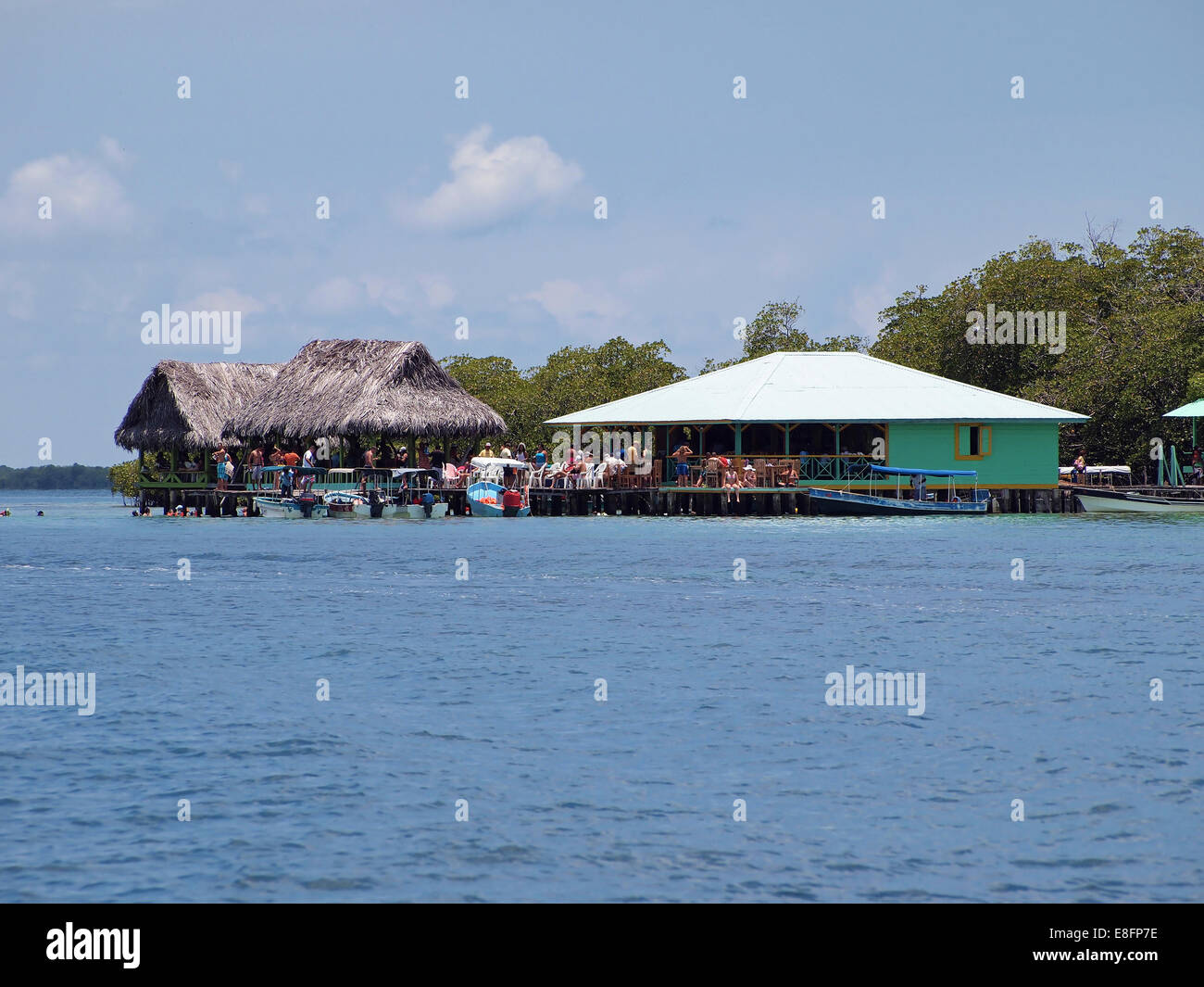 Au fil de l'eau tropical bar restaurant avec bateau et tourisme, Coral Cay, mer des Caraïbes, Bocas del Toro, PANAMA Banque D'Images