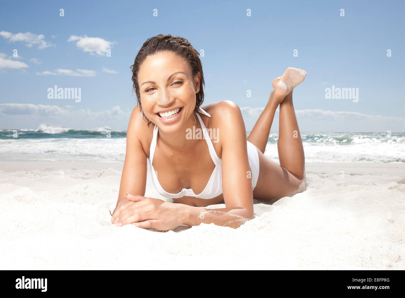 Portrait d'une femme souriante, couché sur la plage, bains de soleil, Cape Town, Western Cape, Afrique du Sud Banque D'Images