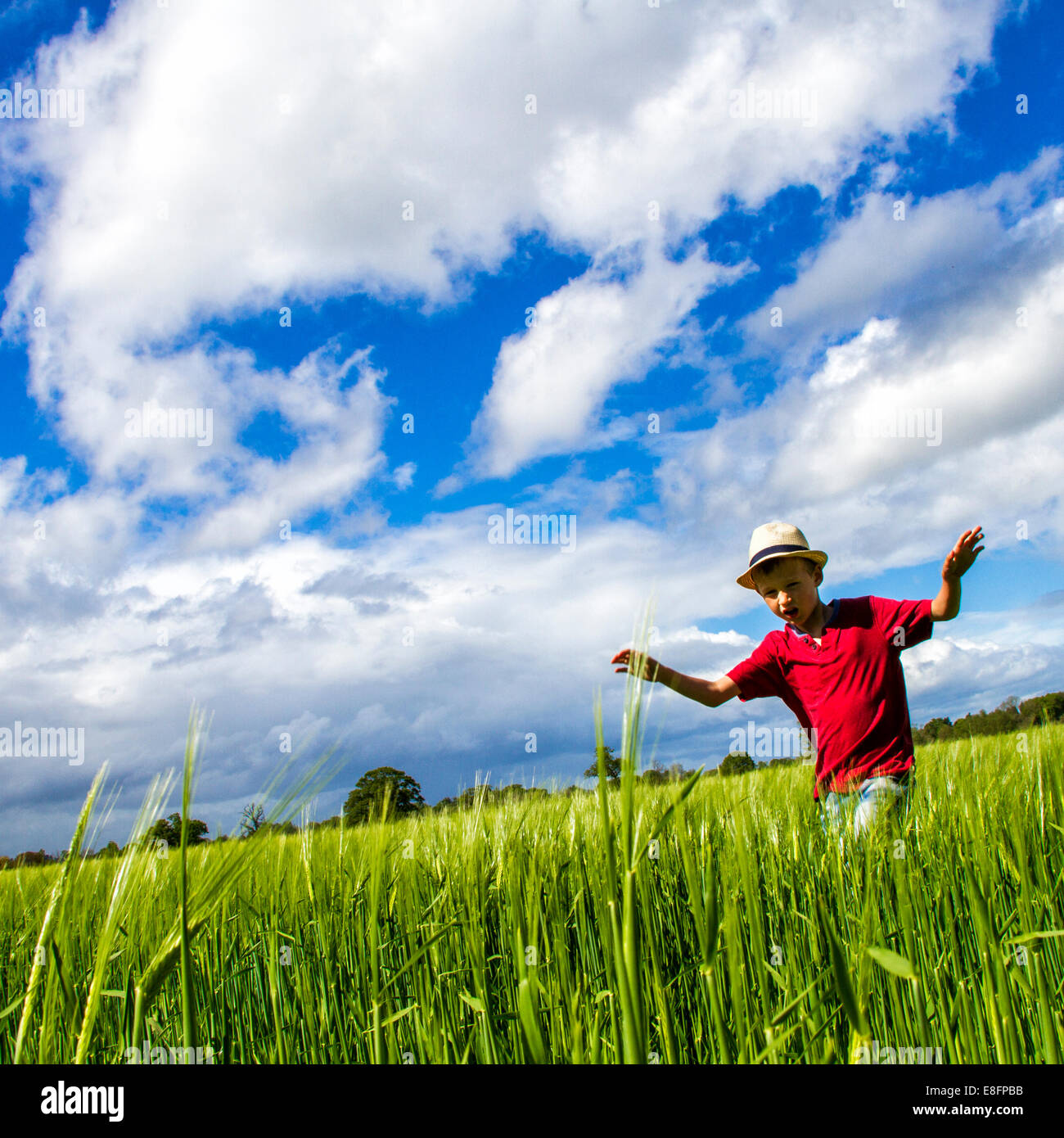 Boy running through field Banque D'Images