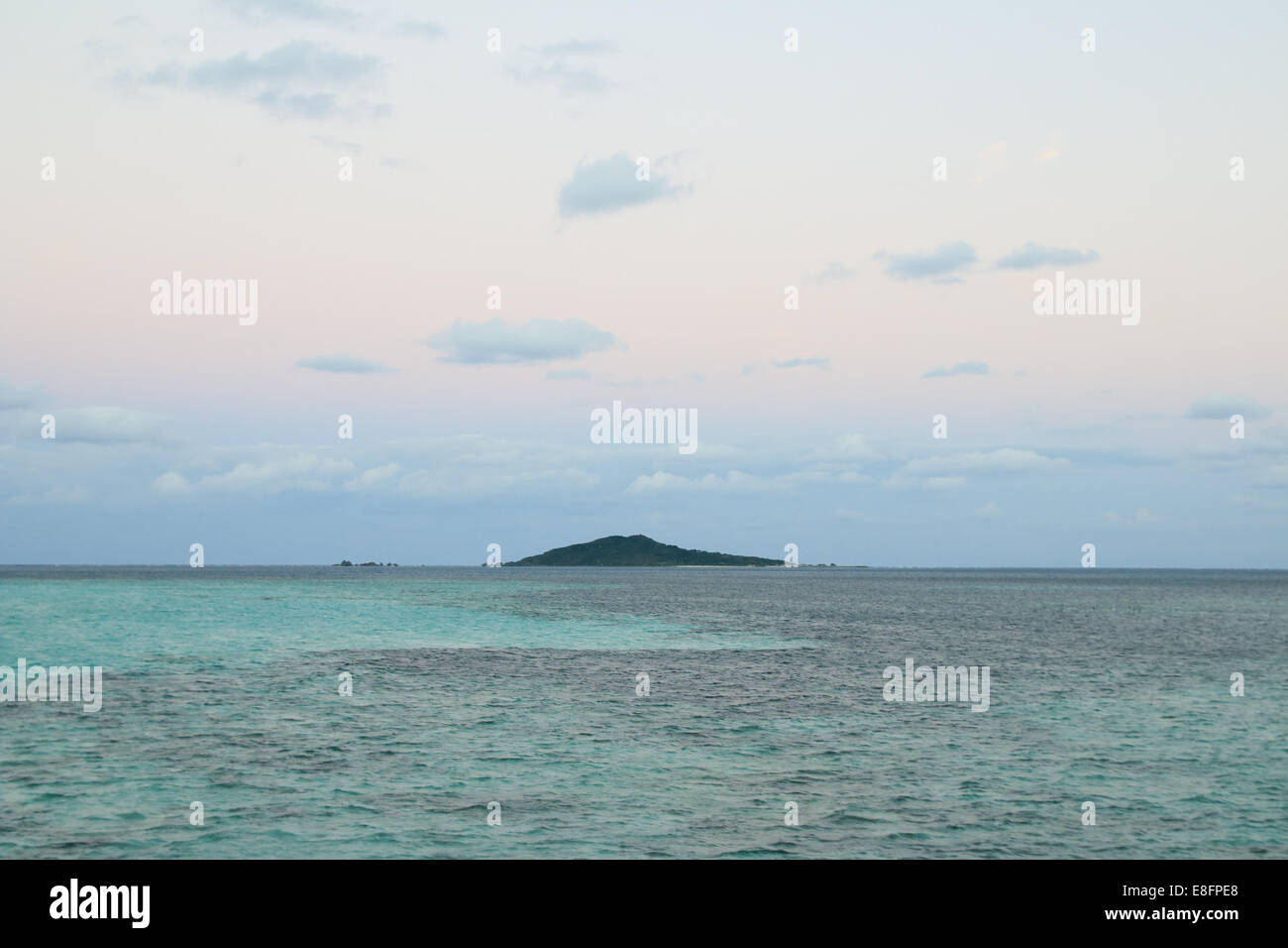 L'île à distance en mer, Japon Banque D'Images