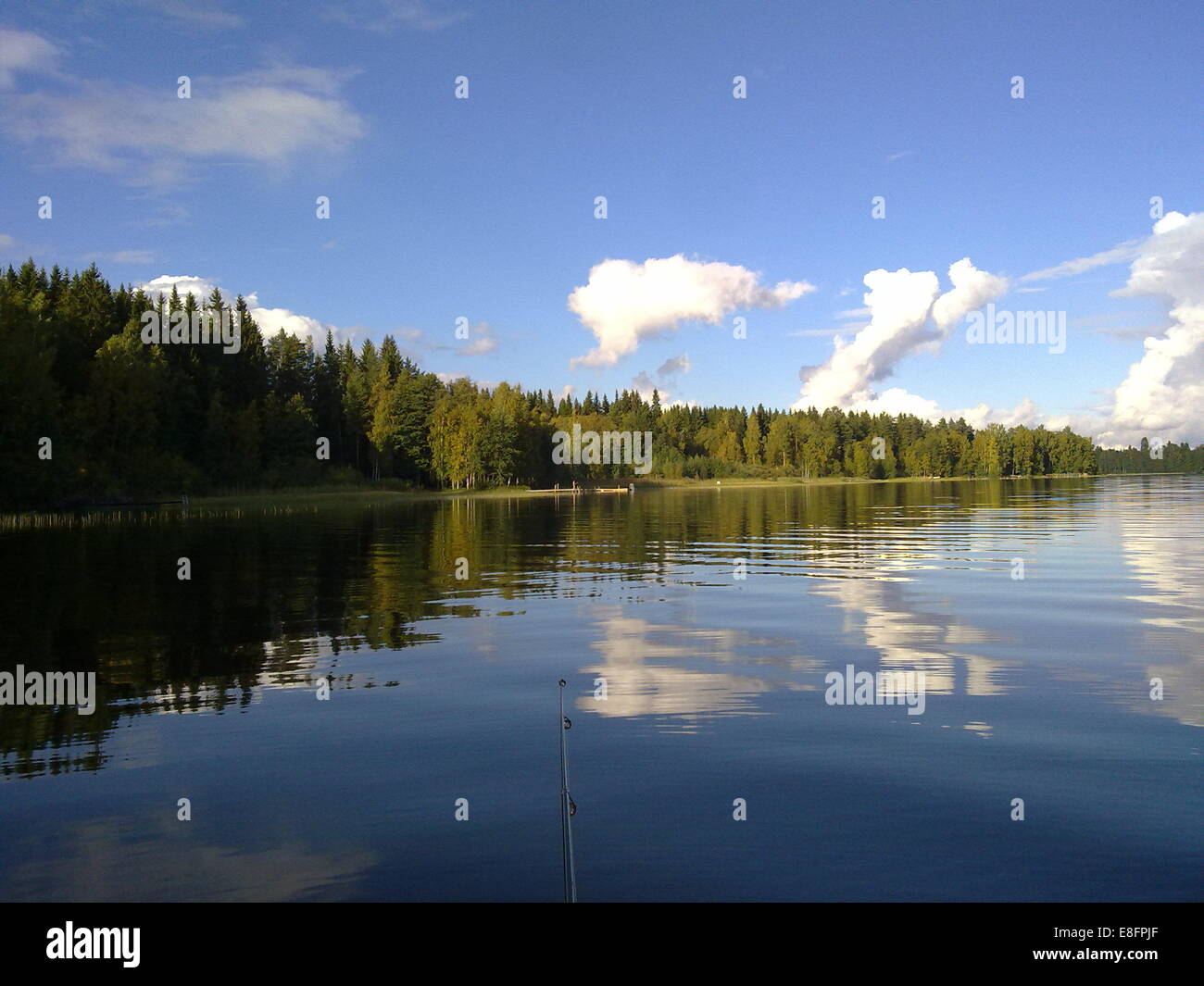 La Finlande, bon, paysage pittoresque avec Paajarvi lake et canne à pêche en premier plan Banque D'Images