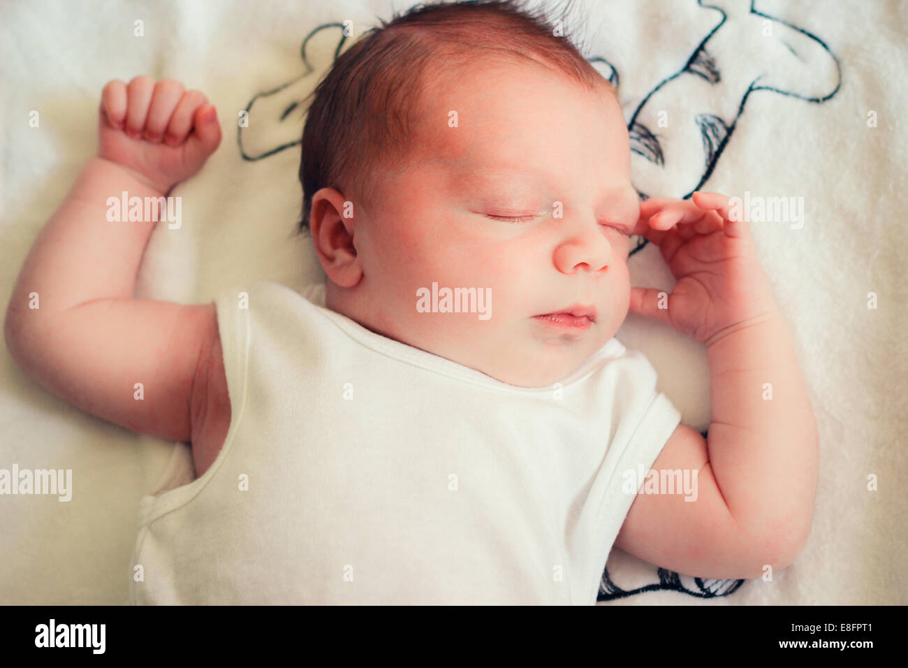 Vue de dessus de bébé nouveau-né garçon endormi Banque D'Images