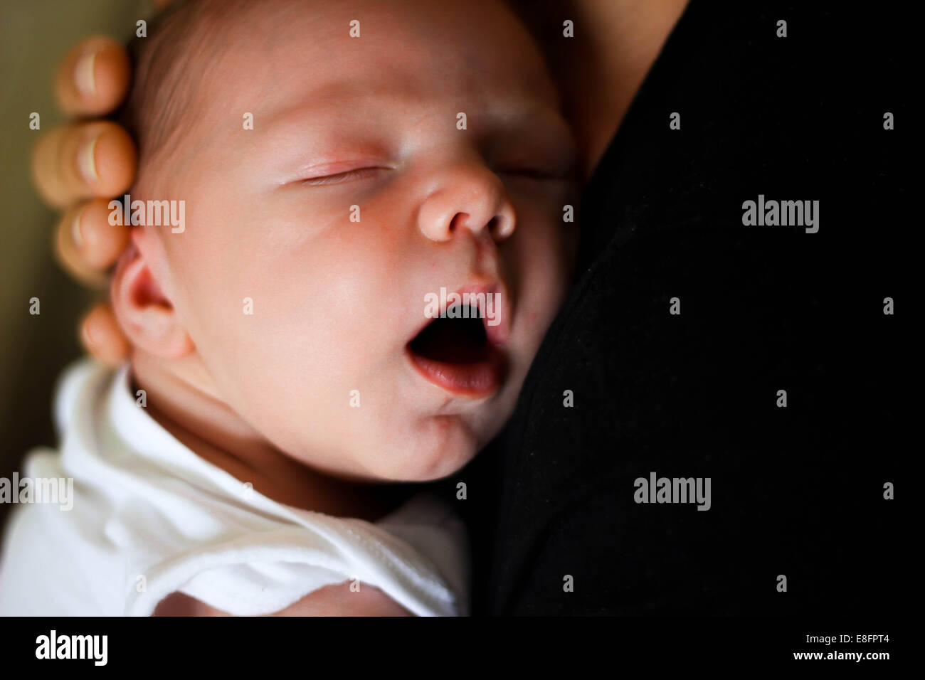 Mother holding newborn baby boy Banque D'Images