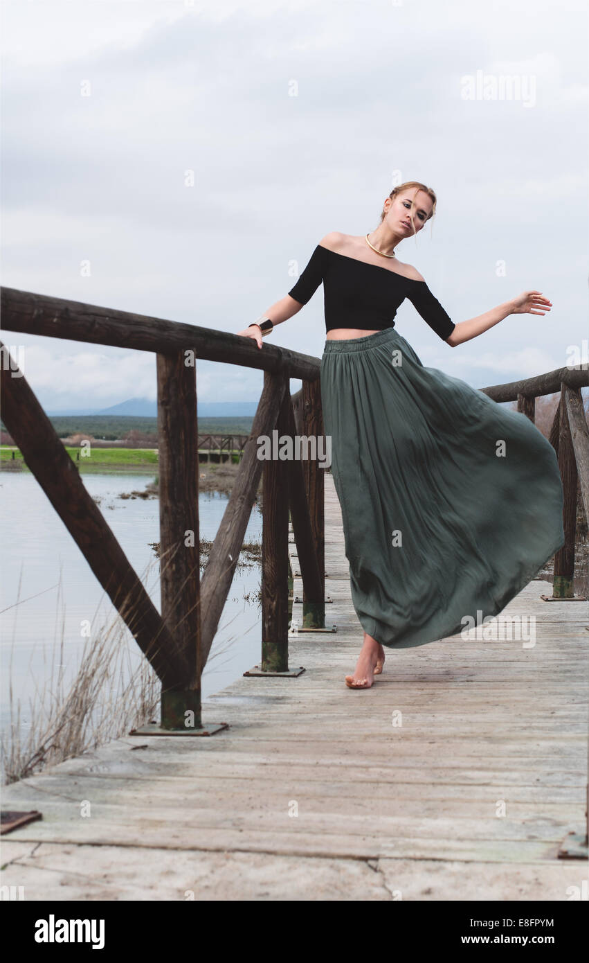 Femme dansant sur le pont Banque D'Images