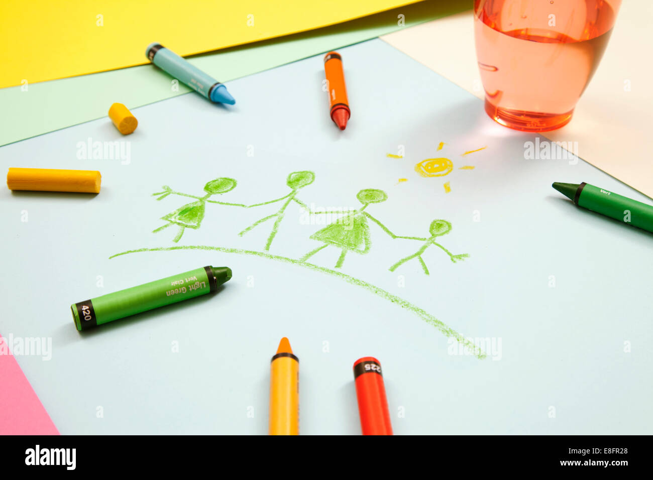 Happy Kid Petite Fille Dessin Avec Un Stylo-feutre À L'école