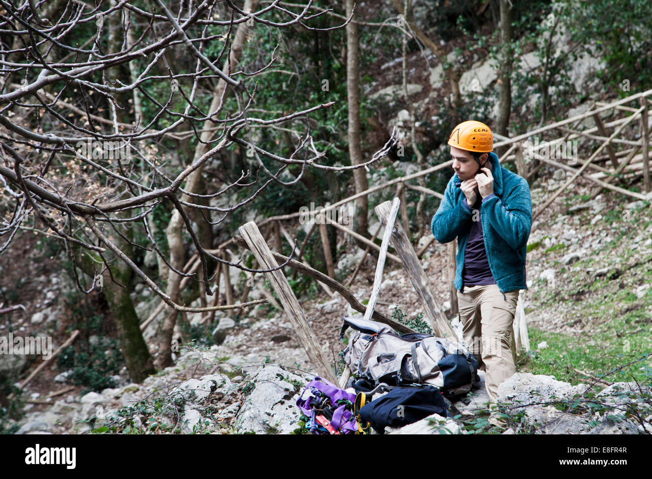 Italie, Latium, Roccia, Man adjusting casque avant d'escalade Banque D'Images