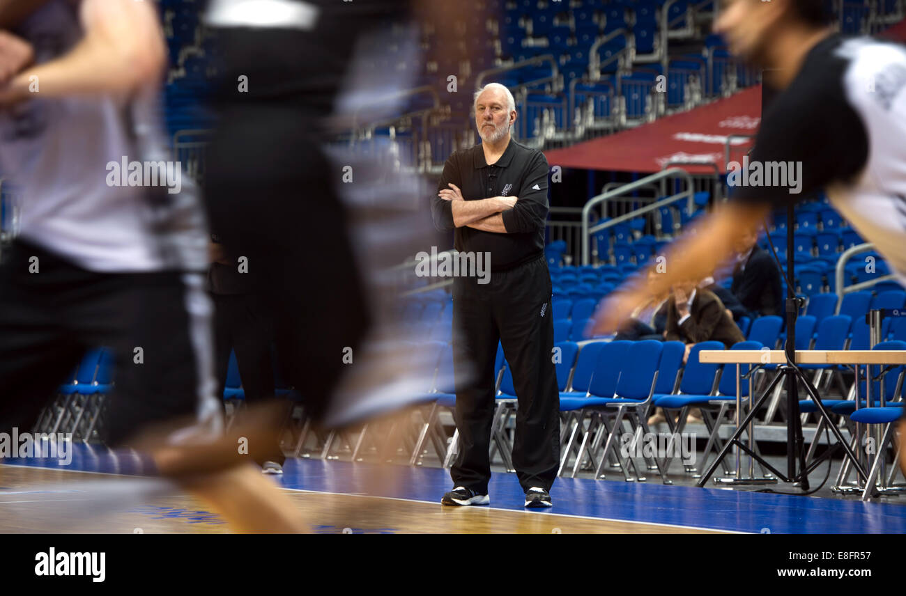 Berlin, Allemagne. Oct 7, 2014. San Antonio Spurs coach Gregg Popovich regarde son équipe au cours de la formation dans l'O2-World à Berlin, Allemagne, 07 octobre 2014. Le match entre l'Alba Berlin et les San Antonio Spurs aura lieu le 8 octobre 2014 dans le contexte de la 'Global NBA Jeux'. Dpa : Crédit photo alliance/Alamy Live News Banque D'Images