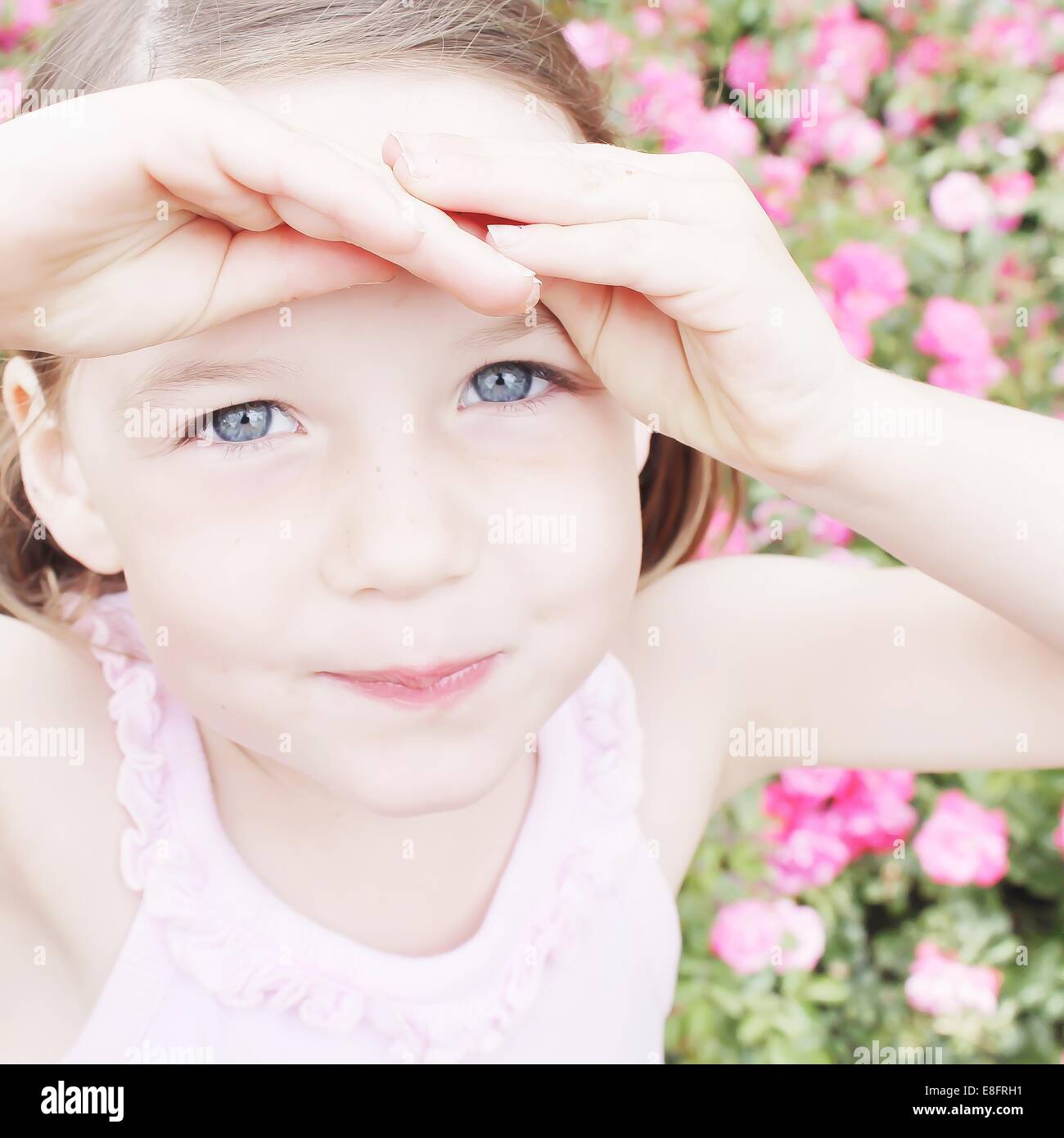 Portrait d'une jeune fille les yeux de blindage Banque D'Images