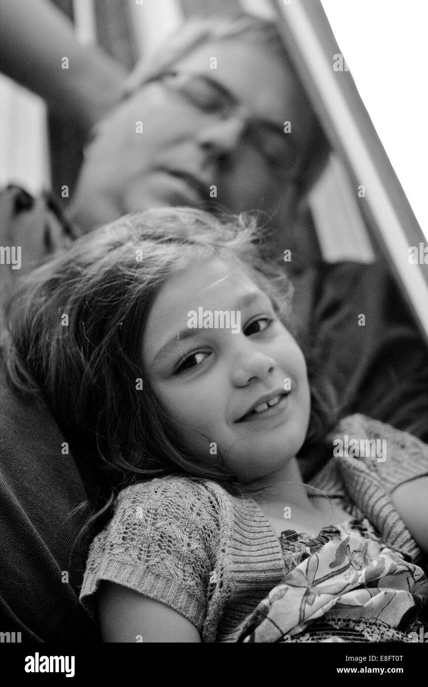 Portrait of a Girl leaning against sleeping père Banque D'Images
