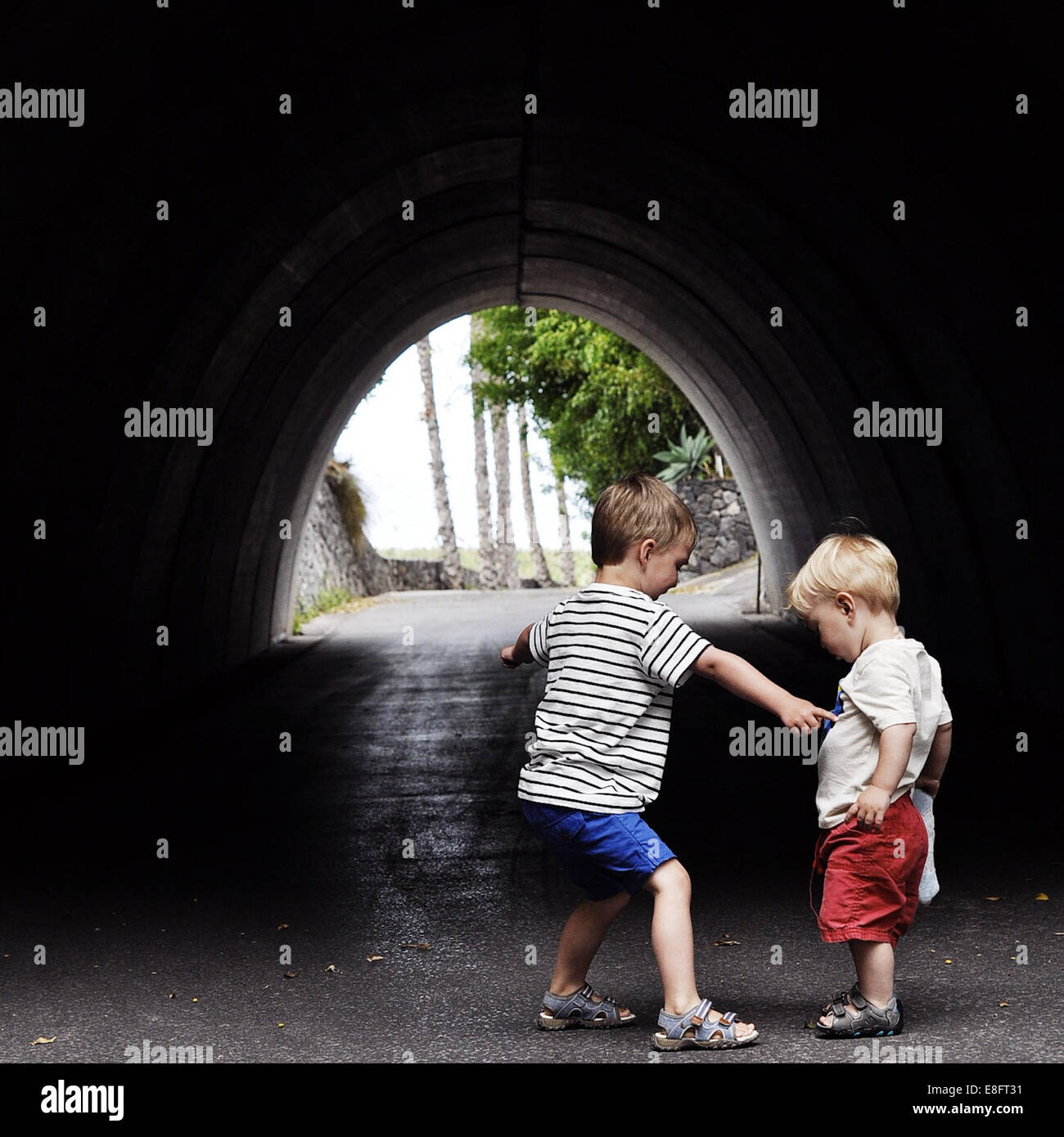 Deux garçons jouant par un tunnel Banque D'Images