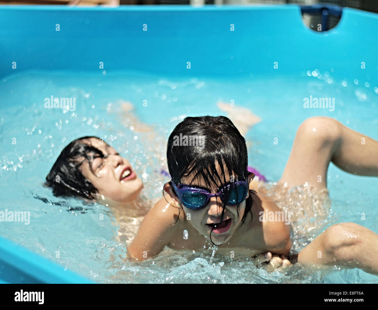 Deux garçons jouant dans la piscine Banque D'Images