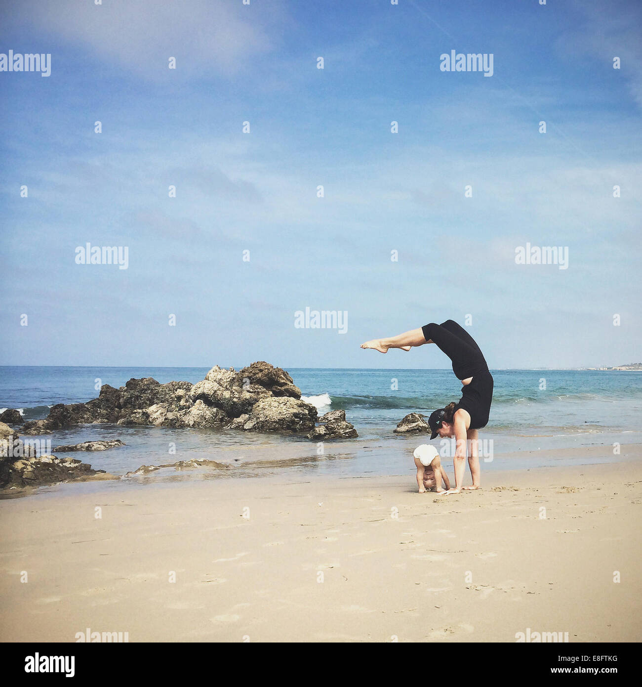 Mère et fils faisant du yoga on Beach, Californie, Amérique, USA Banque D'Images