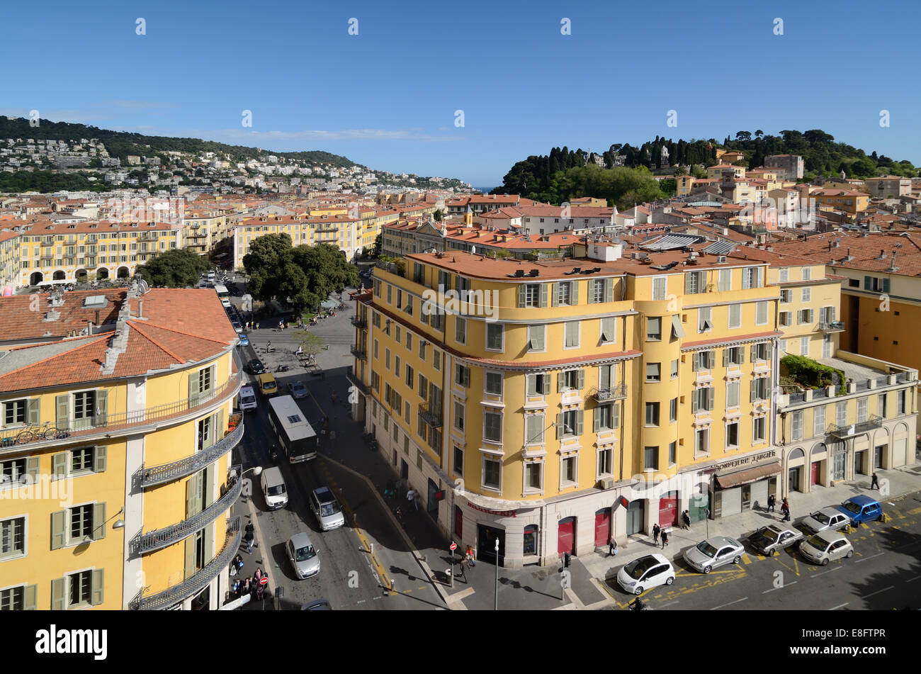 Vue panoramique de la vieille ville avec la Place Garibaldi ou Place Garibaldi et du château médiéval NICE Alpes-Maritimes France Banque D'Images