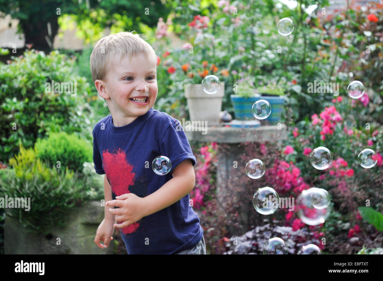 Portrait d'un garçon avec des bulles de savon Banque D'Images