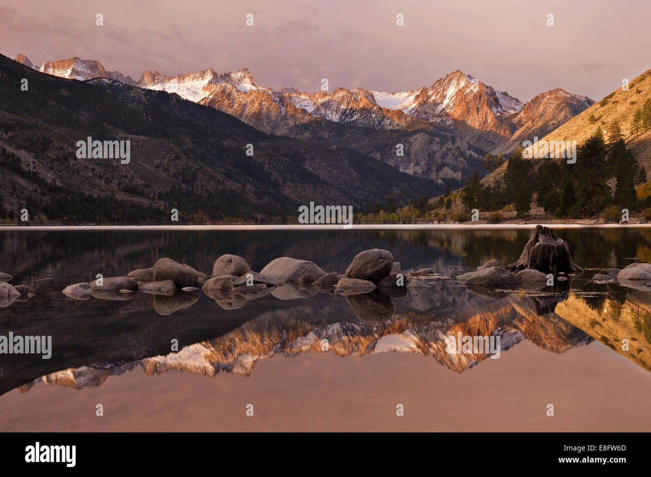 États-unis, Californie, l'Est de la Sierra Nevada, et le lac Gamme de scie Banque D'Images