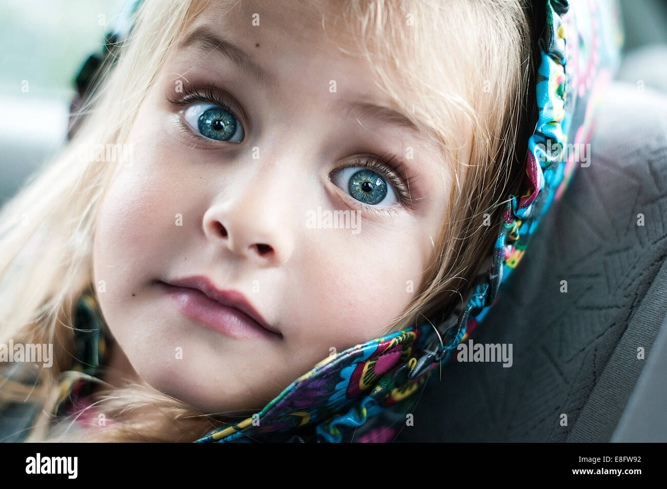 Portrait de petite fille avec l'expression surprise sur son visage Banque D'Images