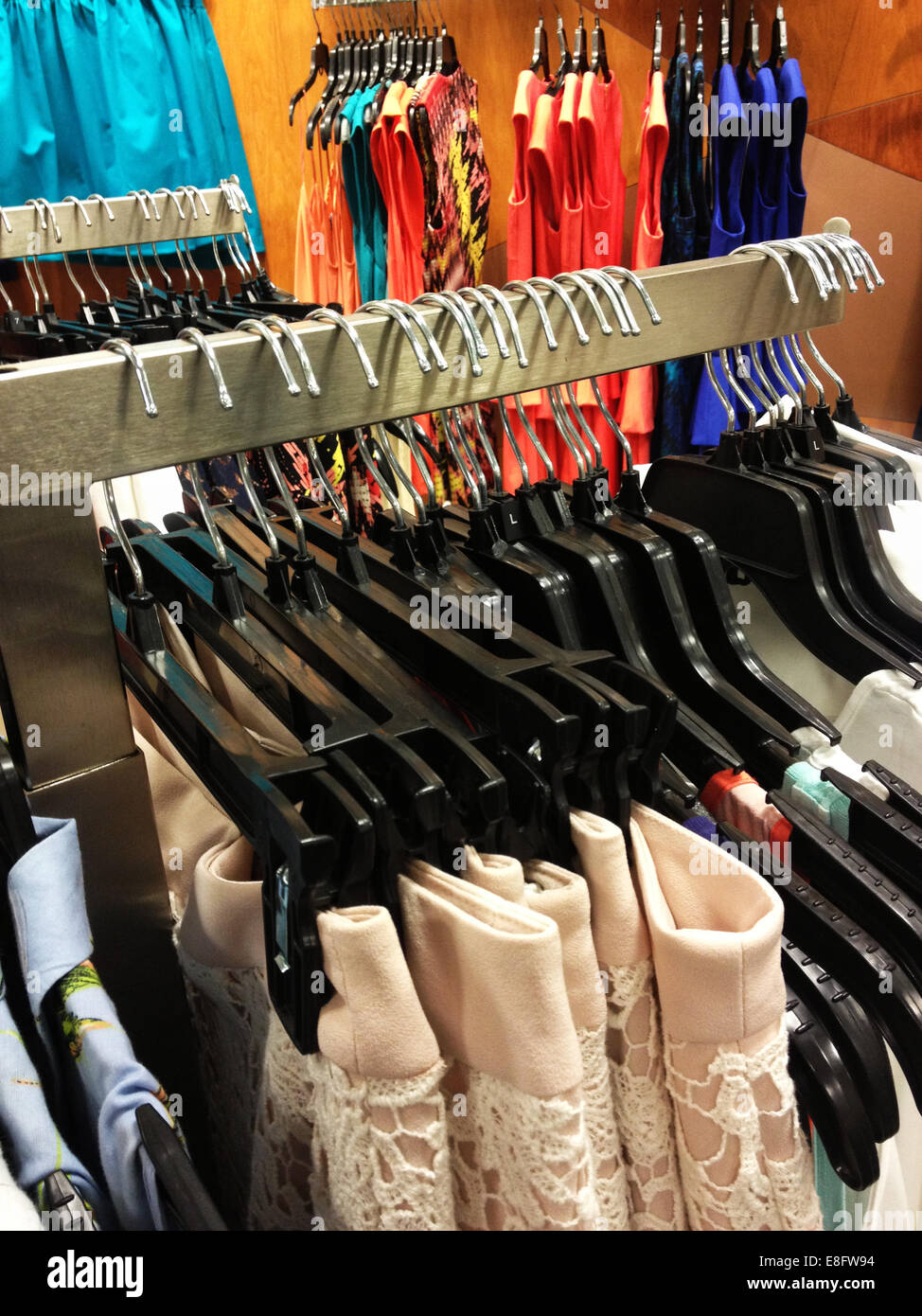 Vêtements pour femmes Vêtements sur rails dans shop Photo Stock - Alamy