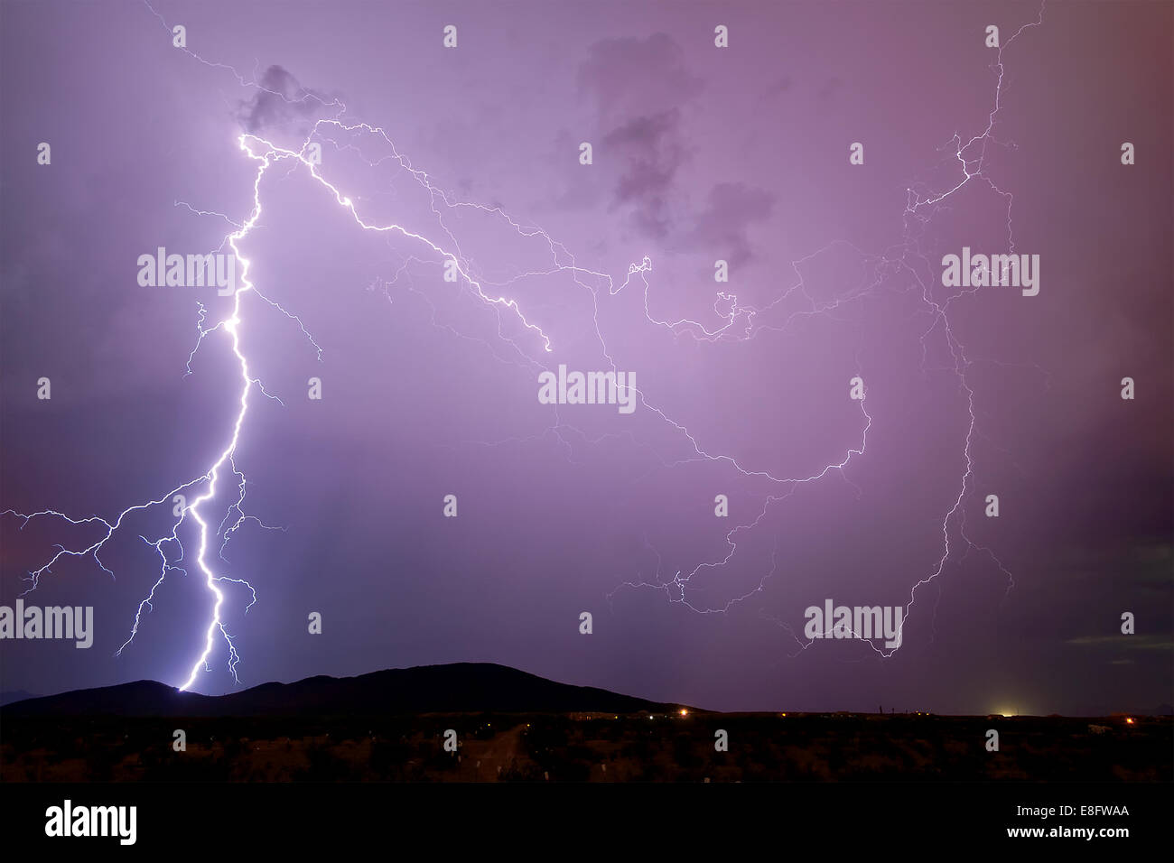 USA, Arizona, comté de Maricopa, Arlington, Thunder bolt sur cicatrice Hill Banque D'Images