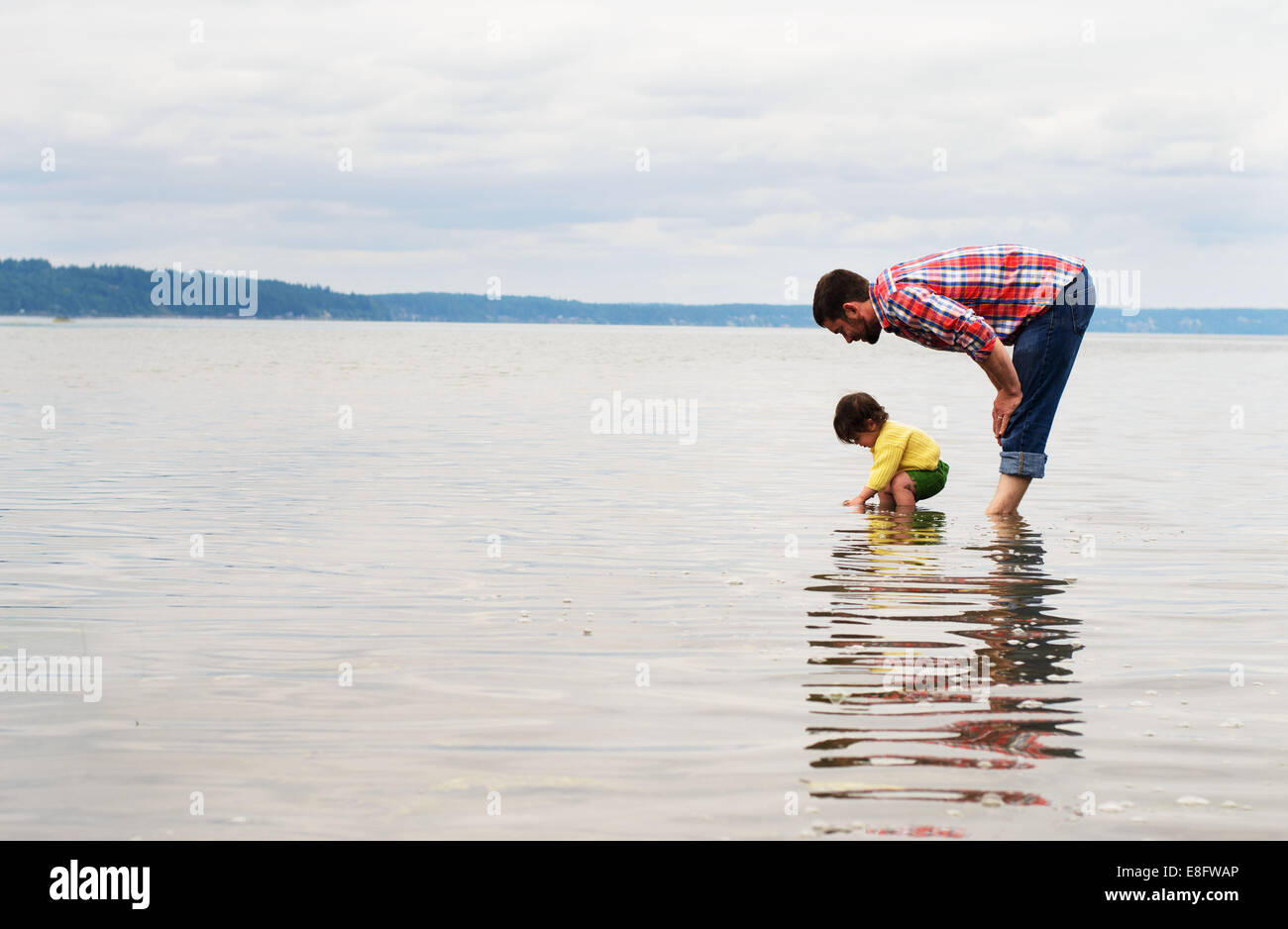 Père et fils debout dans un lac, à la vue de bas, USA Banque D'Images