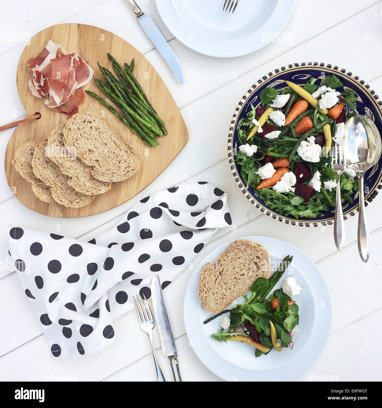 Pain, jambon de parme et salade Banque D'Images