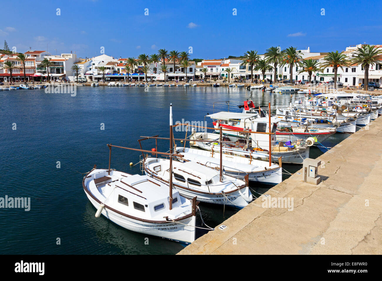 Petit port à Fornelis avec style espagnol traditionnel des bateaux de pêche, Minorque, Espagne Banque D'Images