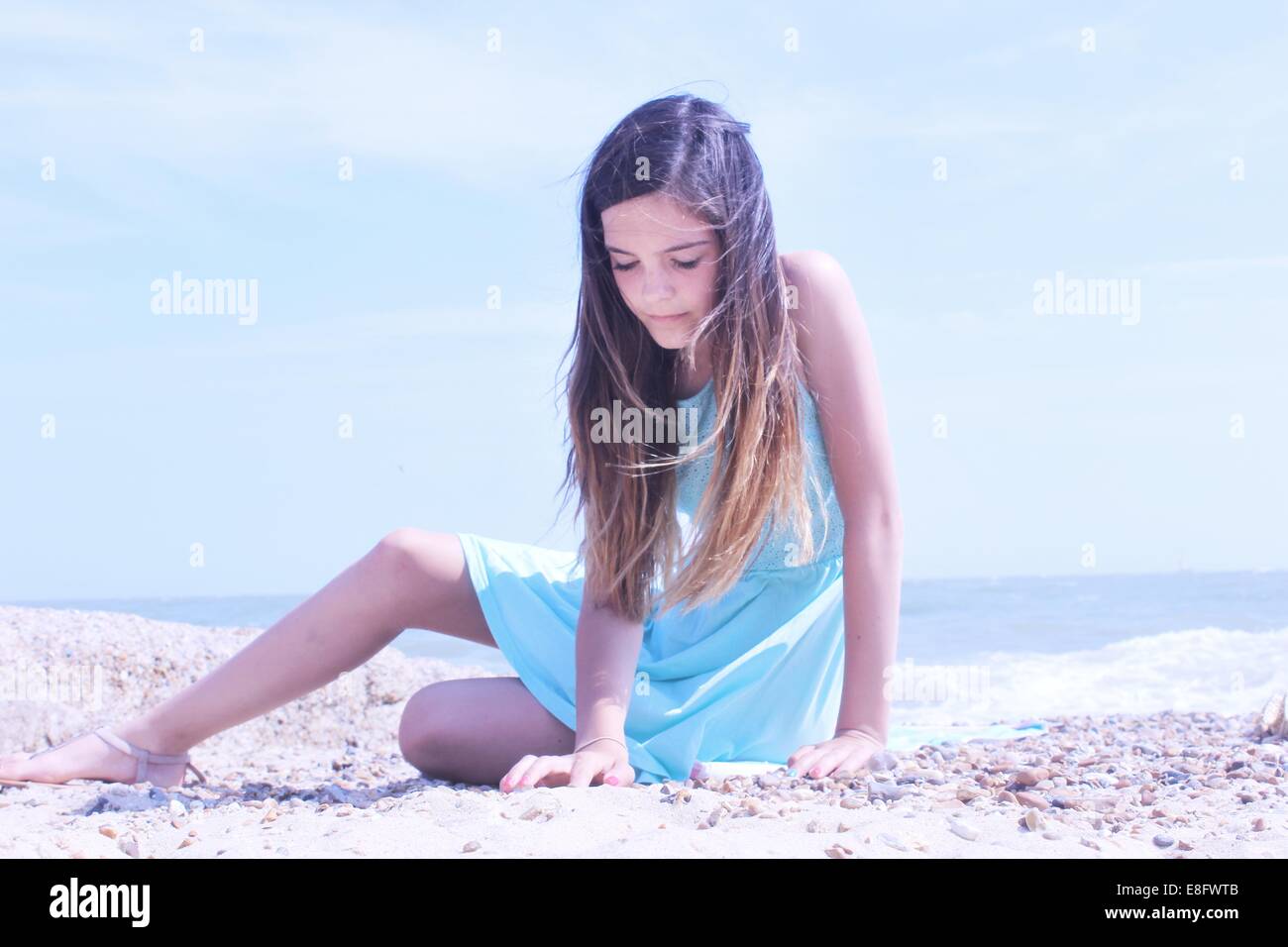 Girl sitting on beach Banque D'Images