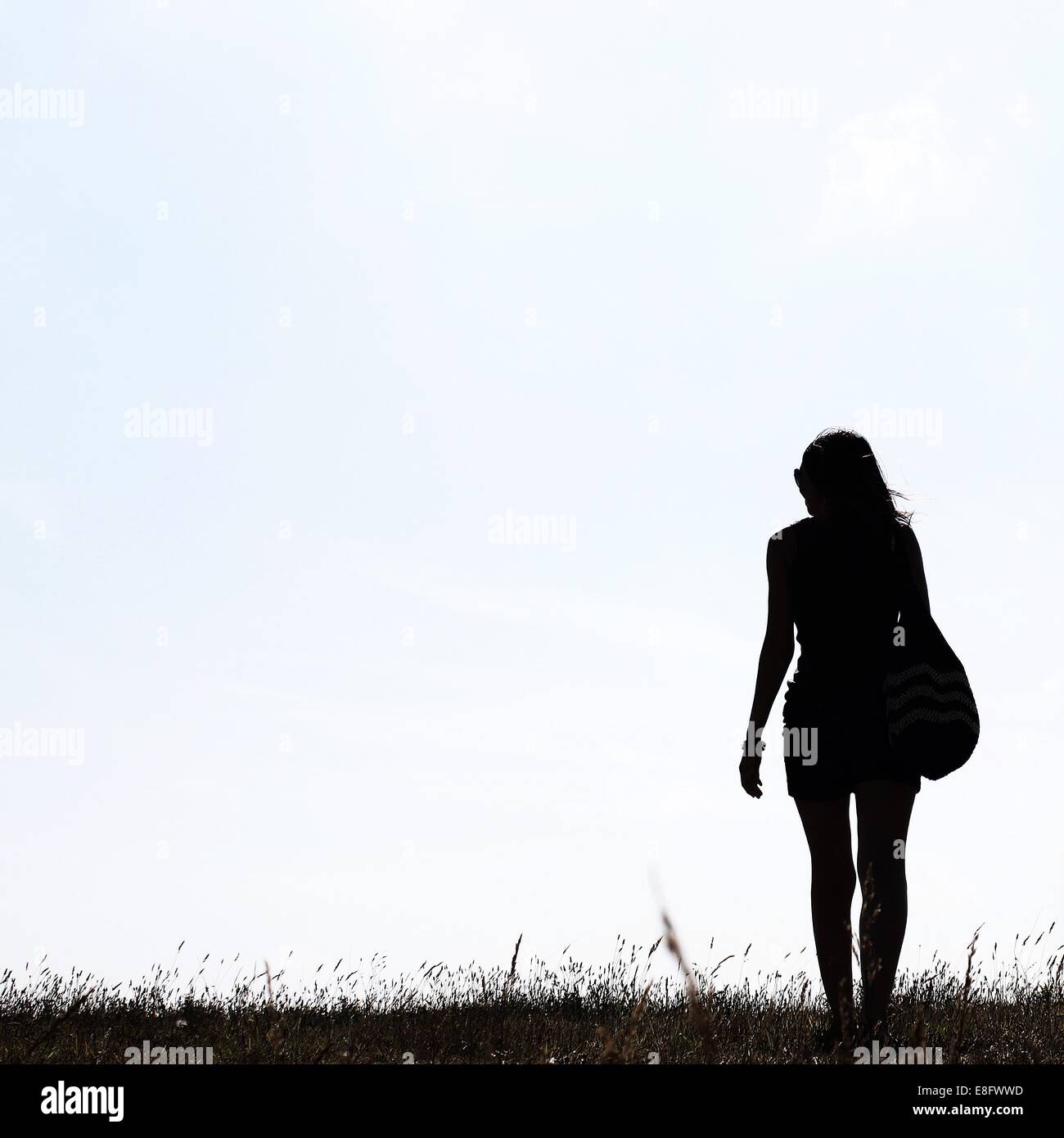 Silhouette d'Girl standing outdoors Banque D'Images