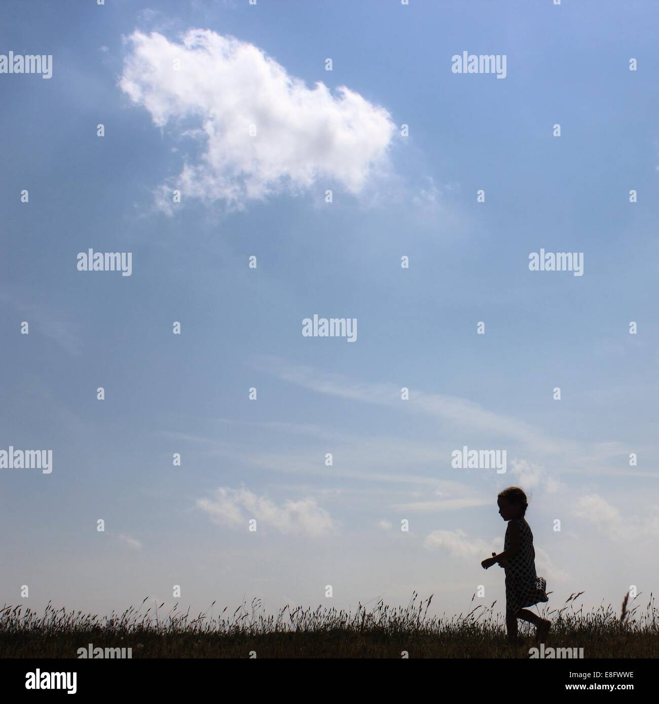 Silhouette d'girl walking in rural landscape Banque D'Images